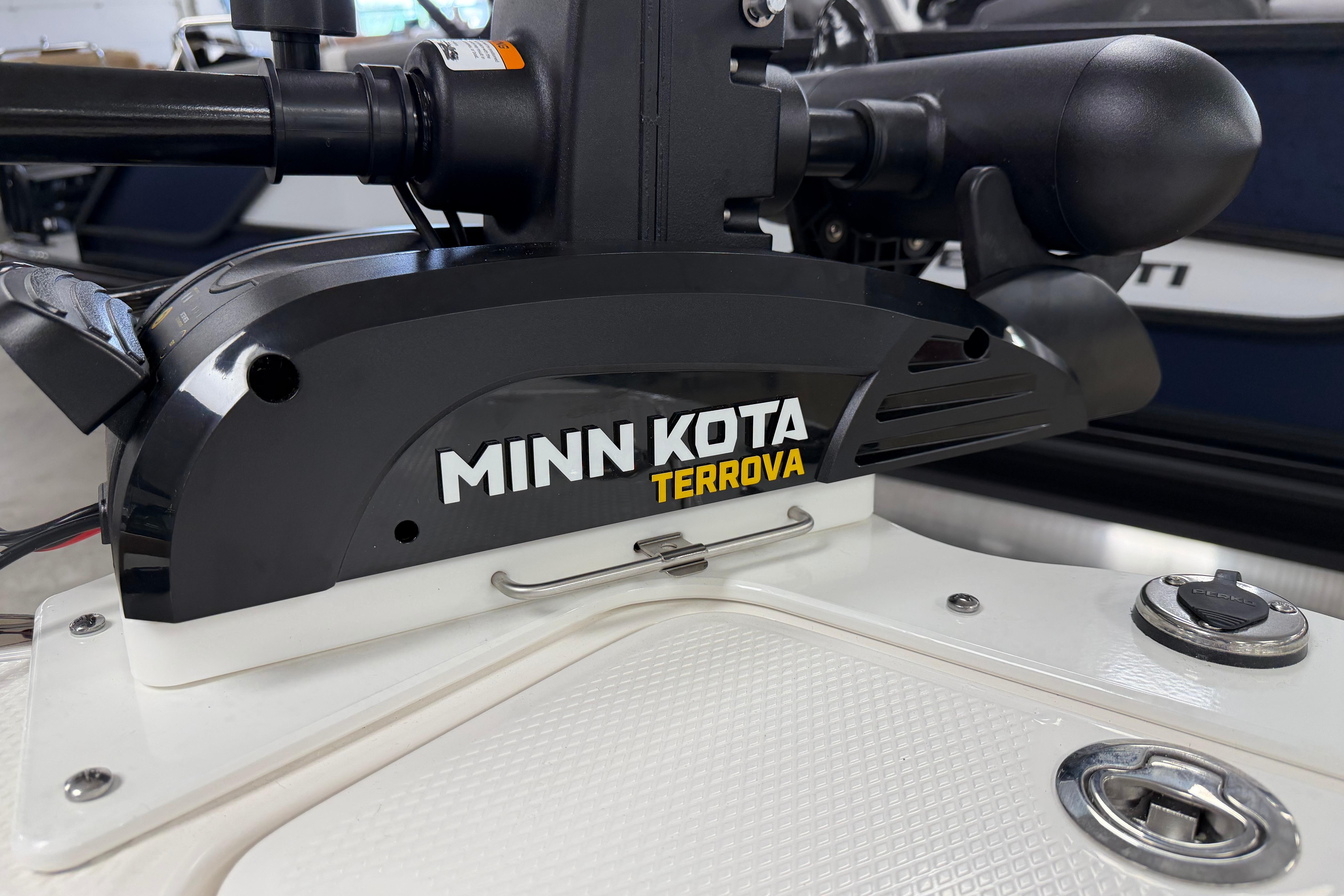 Minn Kota Terrova trolling motor on 2026 Chaparral 21 SSi Ski & Fish boat.