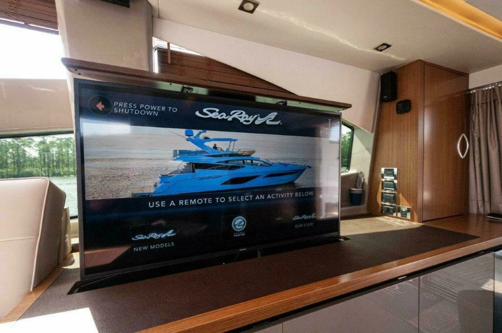 2018 Sea Ray L550 Flybridge - Image 5