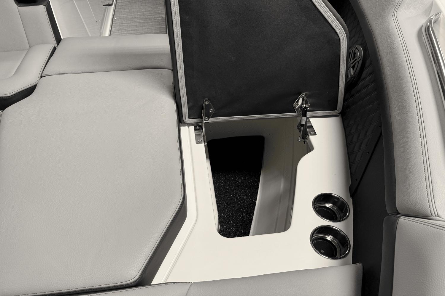 2025 Cobalt R8 Outboard - 139