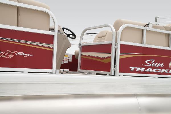 2025 Sun Tracker Party Barge 18 DLX - 39
