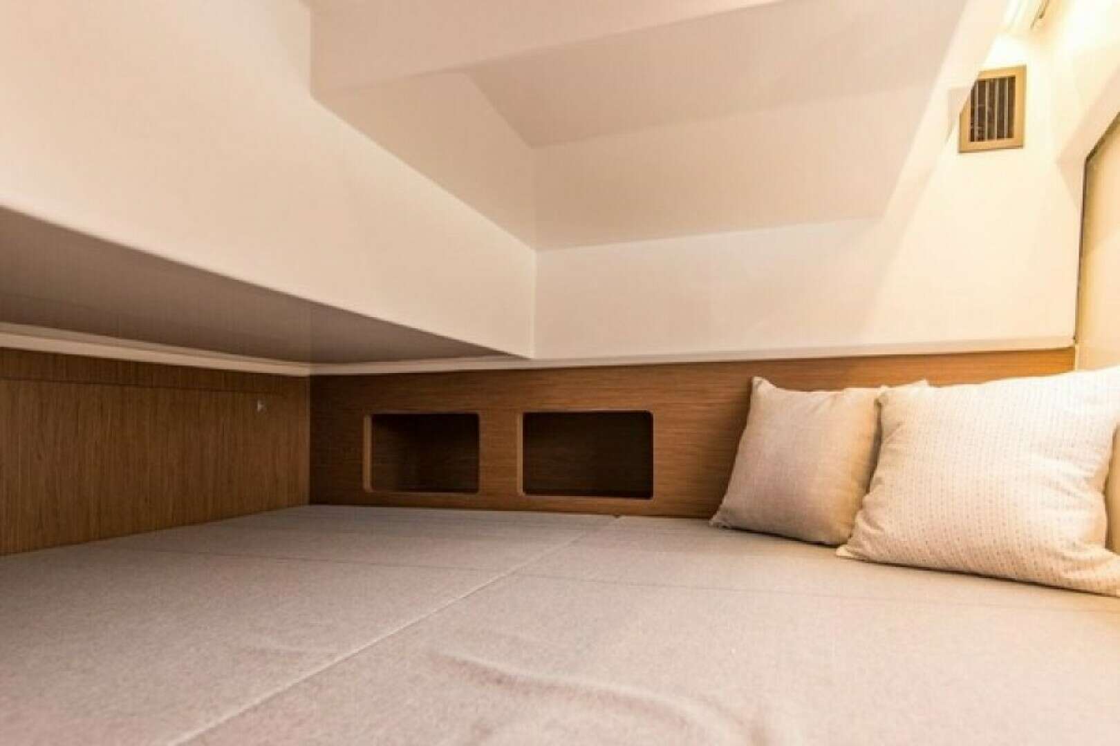 2026 Beneteau Antares 9 - Image 27