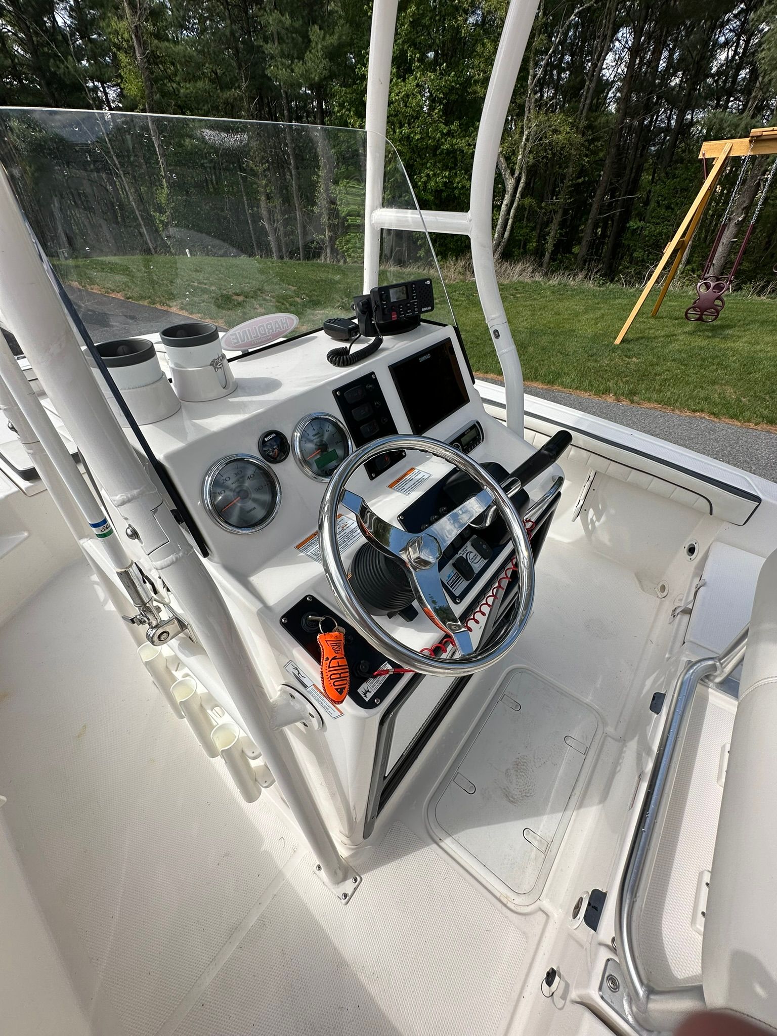 Yamaha 190 FSH Sport 2017 helm with instruments and steering wheel.
