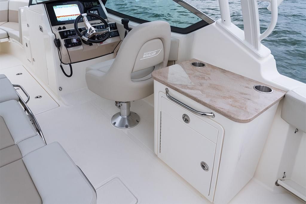 2023-Boston-Whaler-240-Vantage-MarineMax