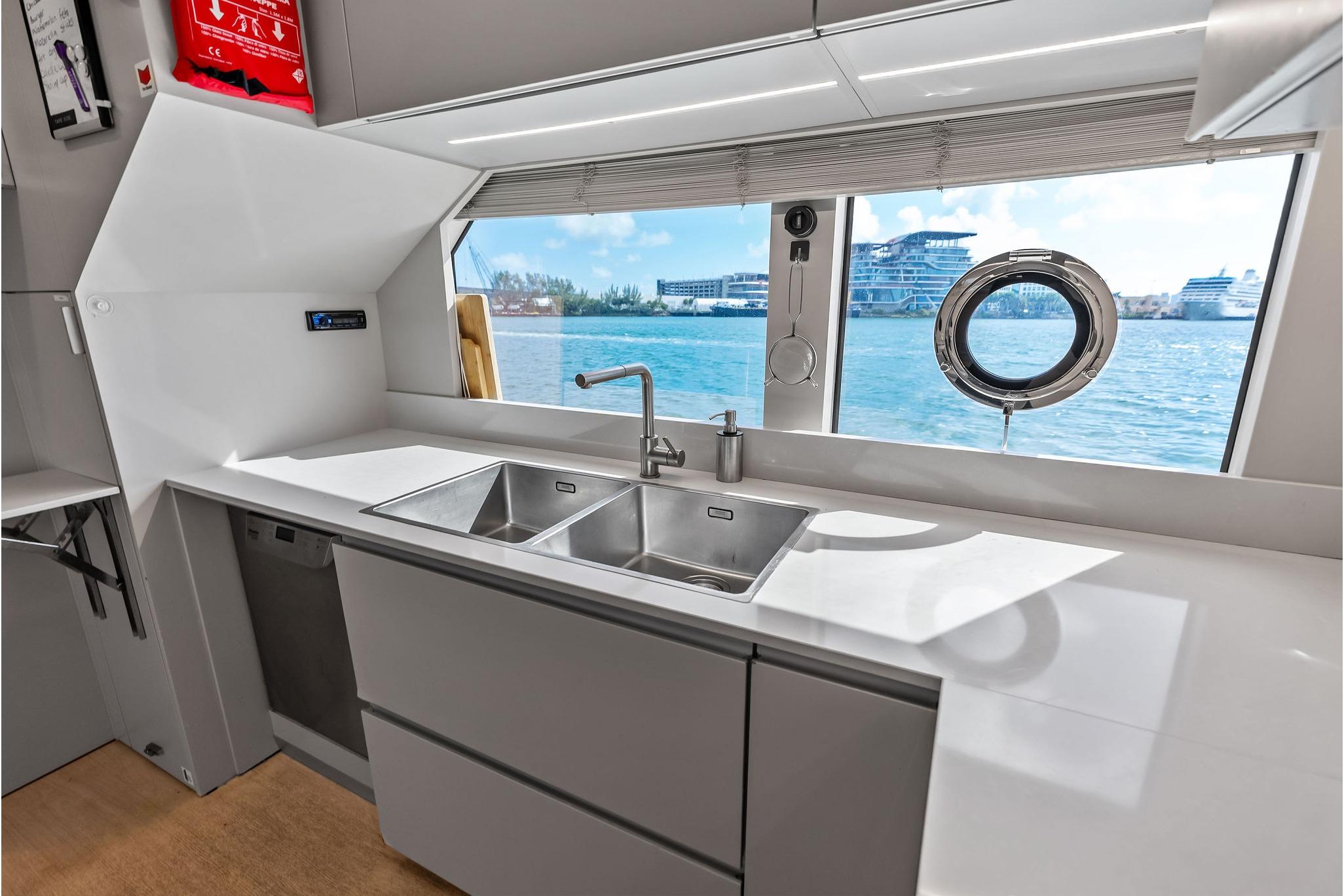 2023 Custom Line Navetta 33 - 67