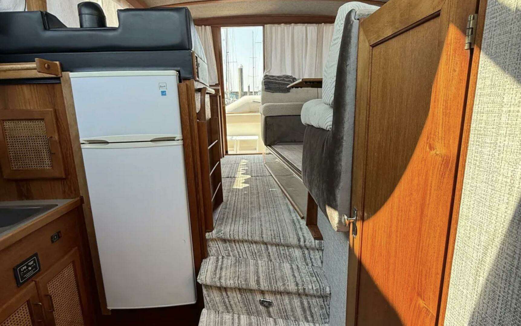 1984 Bayliner 3870 Motoryacht - Image 6