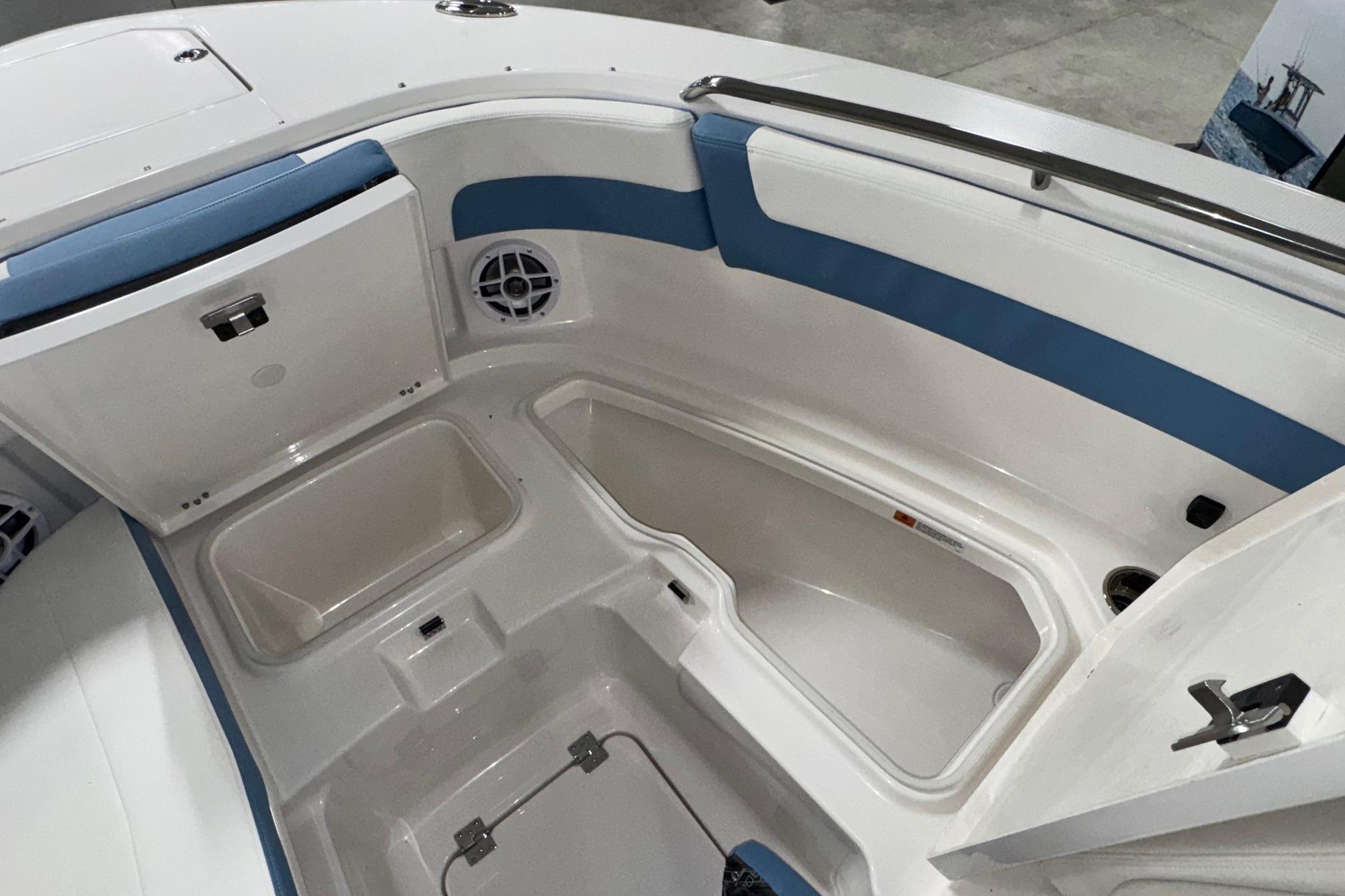 2026 Robalo R257 Dual Console - 20
