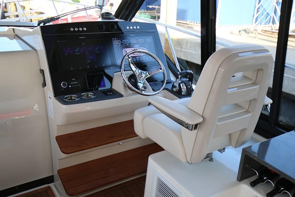 2023-Boston-Whaler-405-Conquest-MarineMax