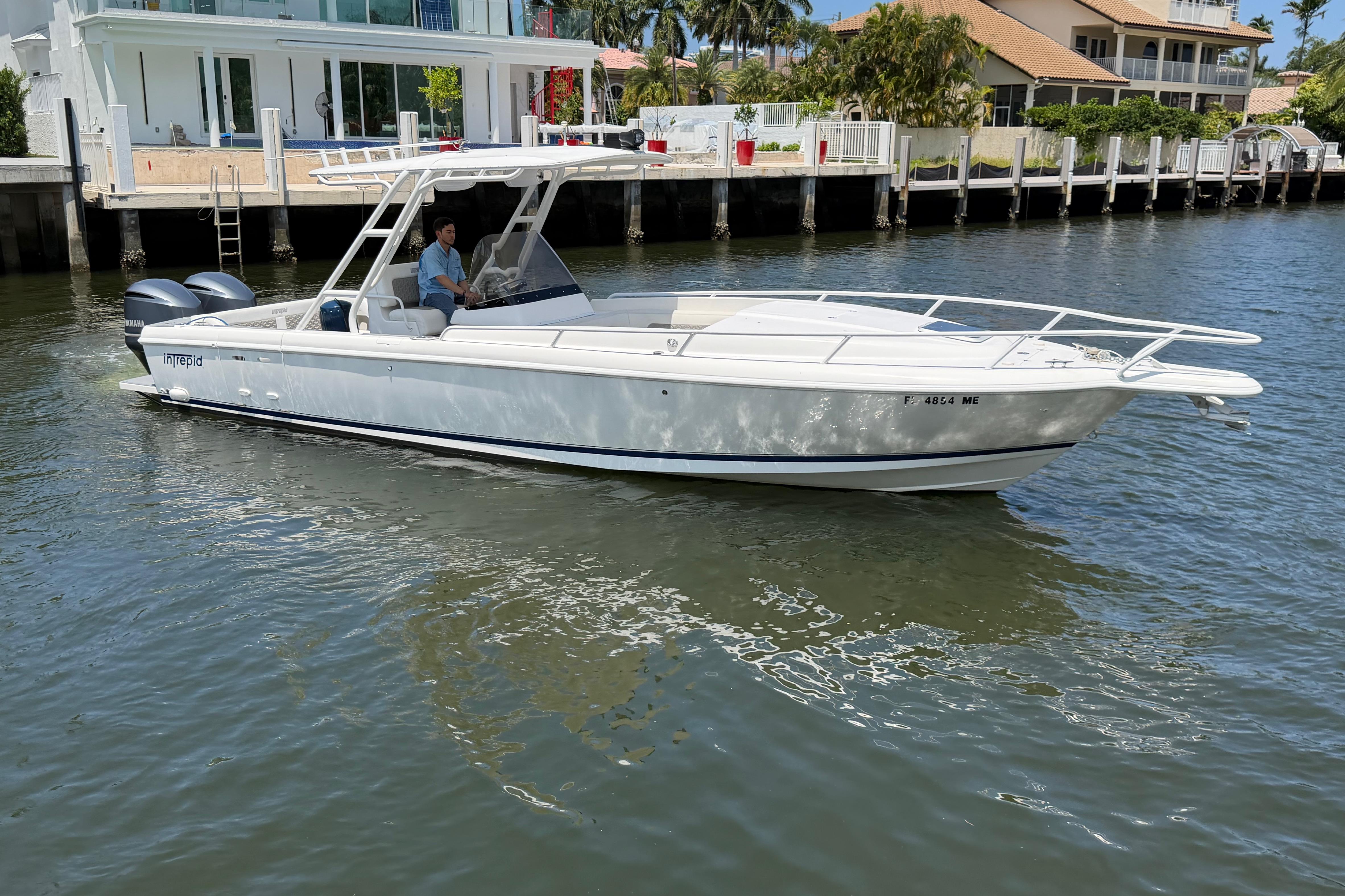 2003 Intrepid 323 Cuddy