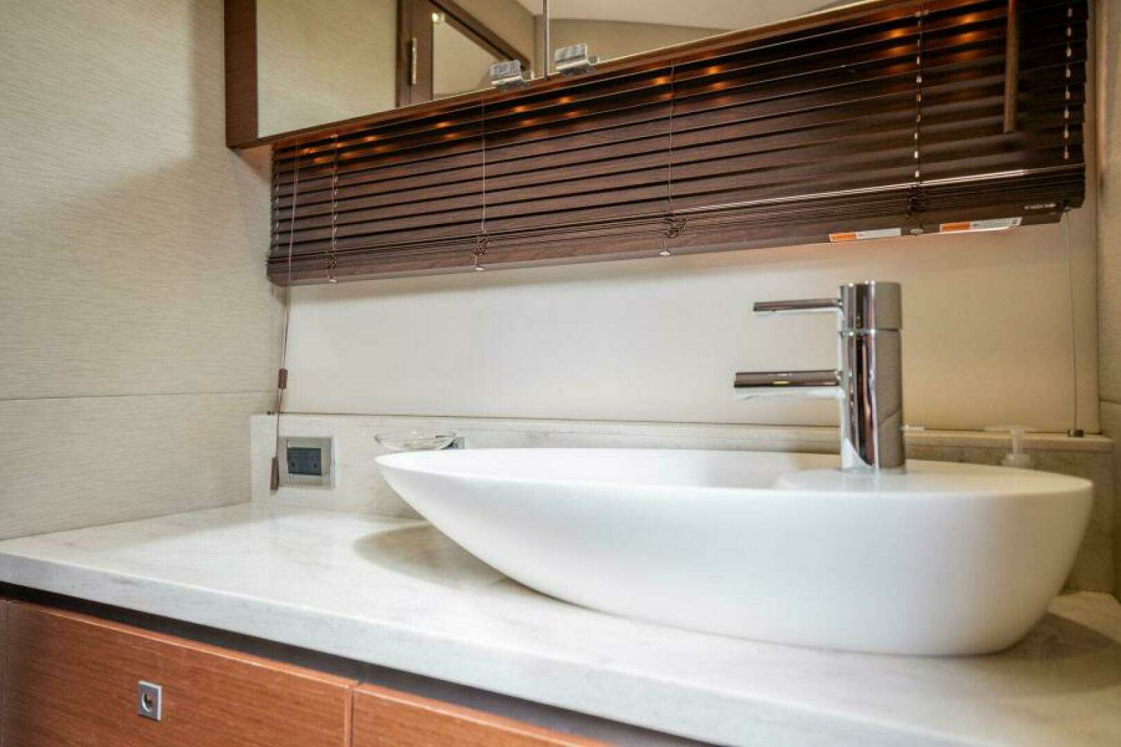 2015 Sea Ray 510 Sundancer - Image 32