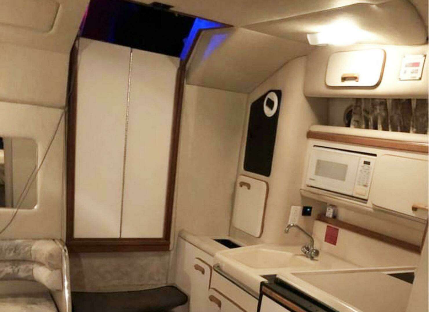 1994 Sea Ray 330 Express Cruiser - Image 10