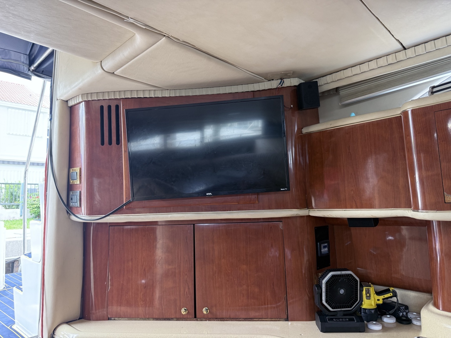 2001 Sea Ray 450 Express Bridge - Image 15
