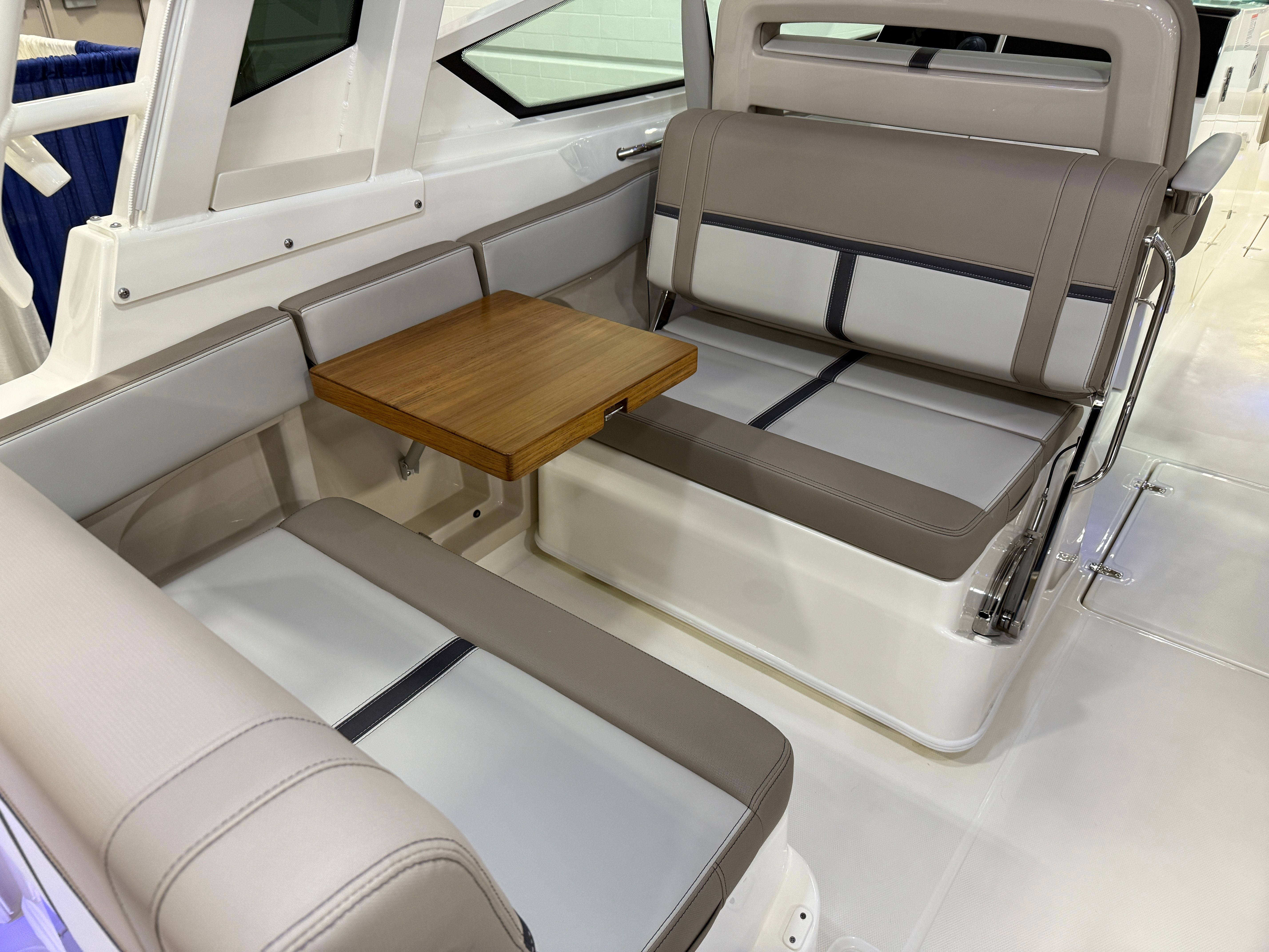 2026 Boston Whaler 330 Vantage - 34