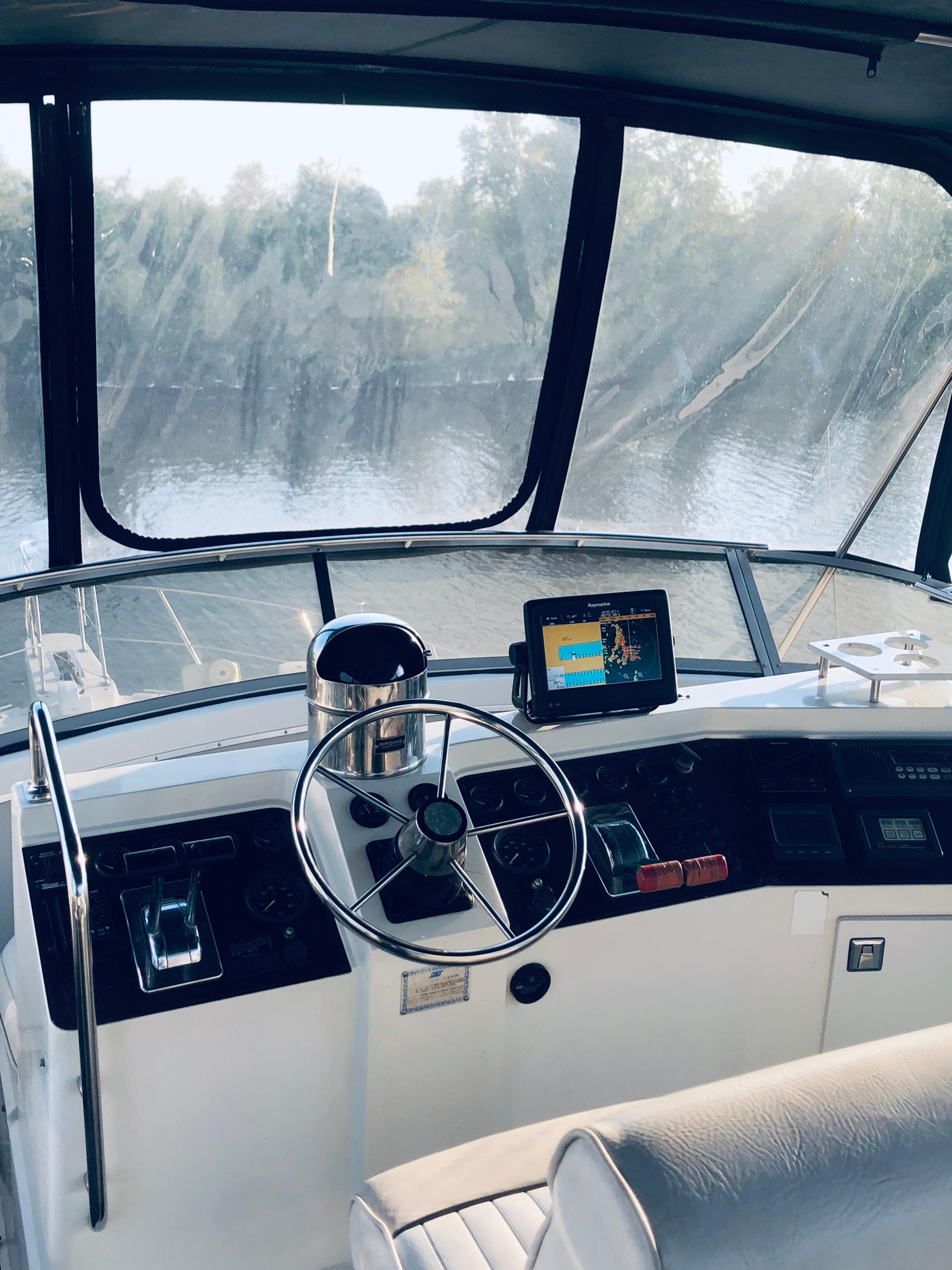1994 Carver 430 Cockpit Motor Yacht - 4