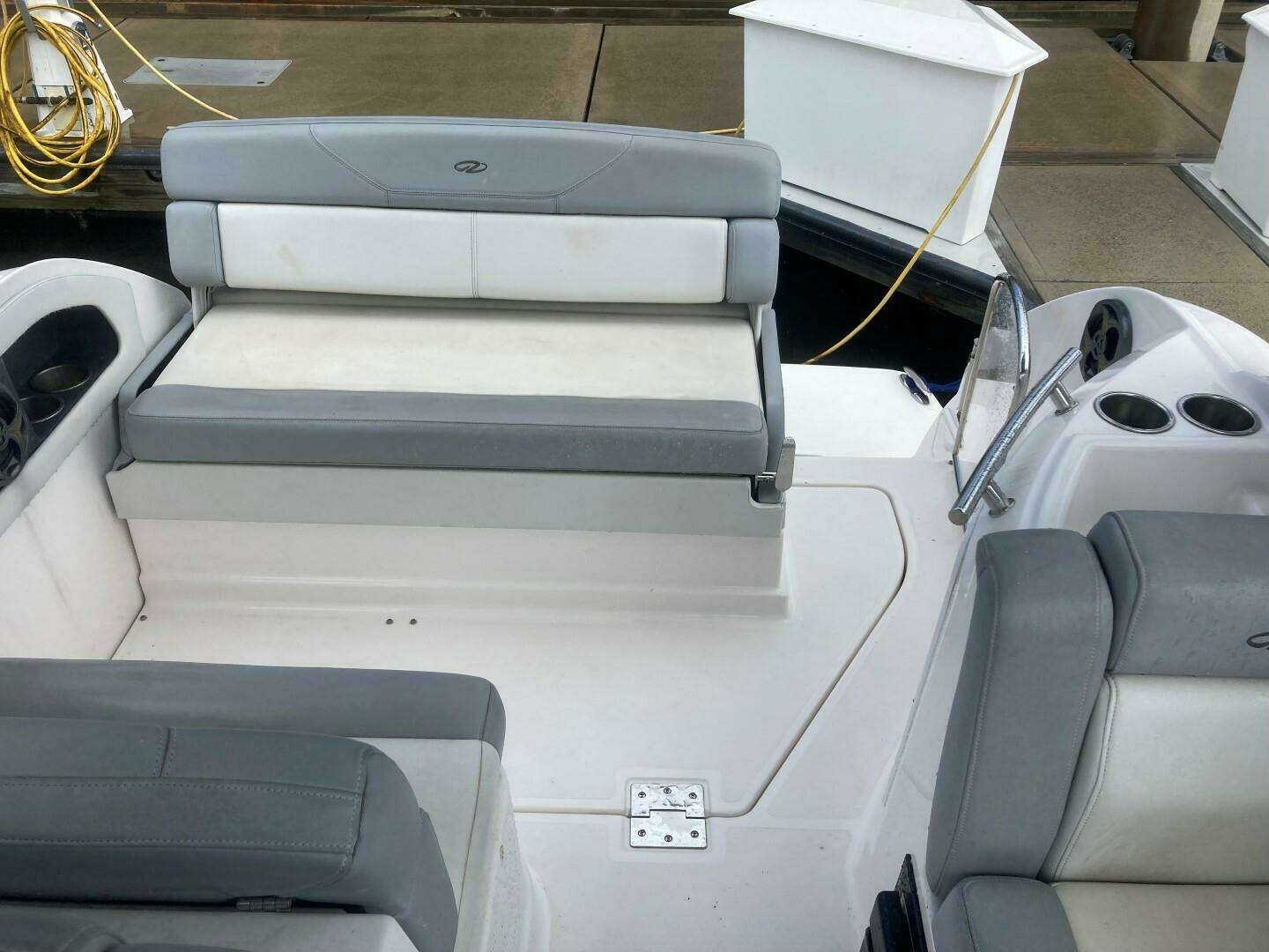 2015 Regal 28 Express - Image 17