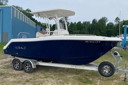 2017 Robalo R222 Center Console