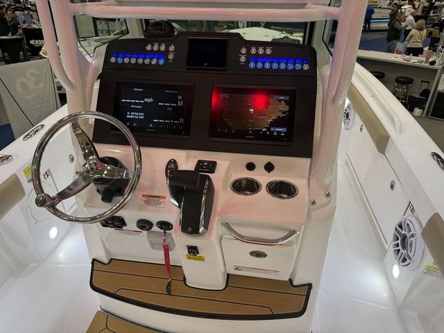 2026 Everglades 253 Center Console - 17