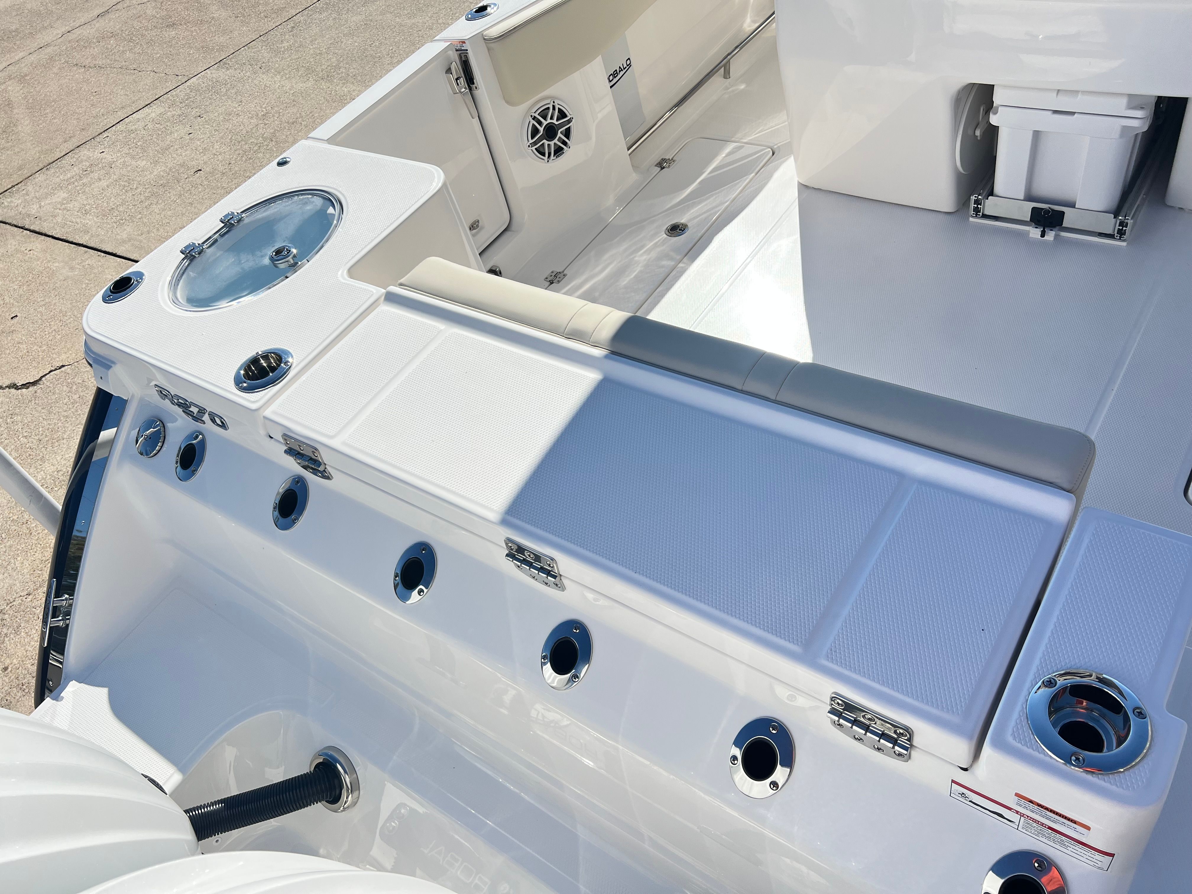 2026 Robalo R270 Center Console - 9