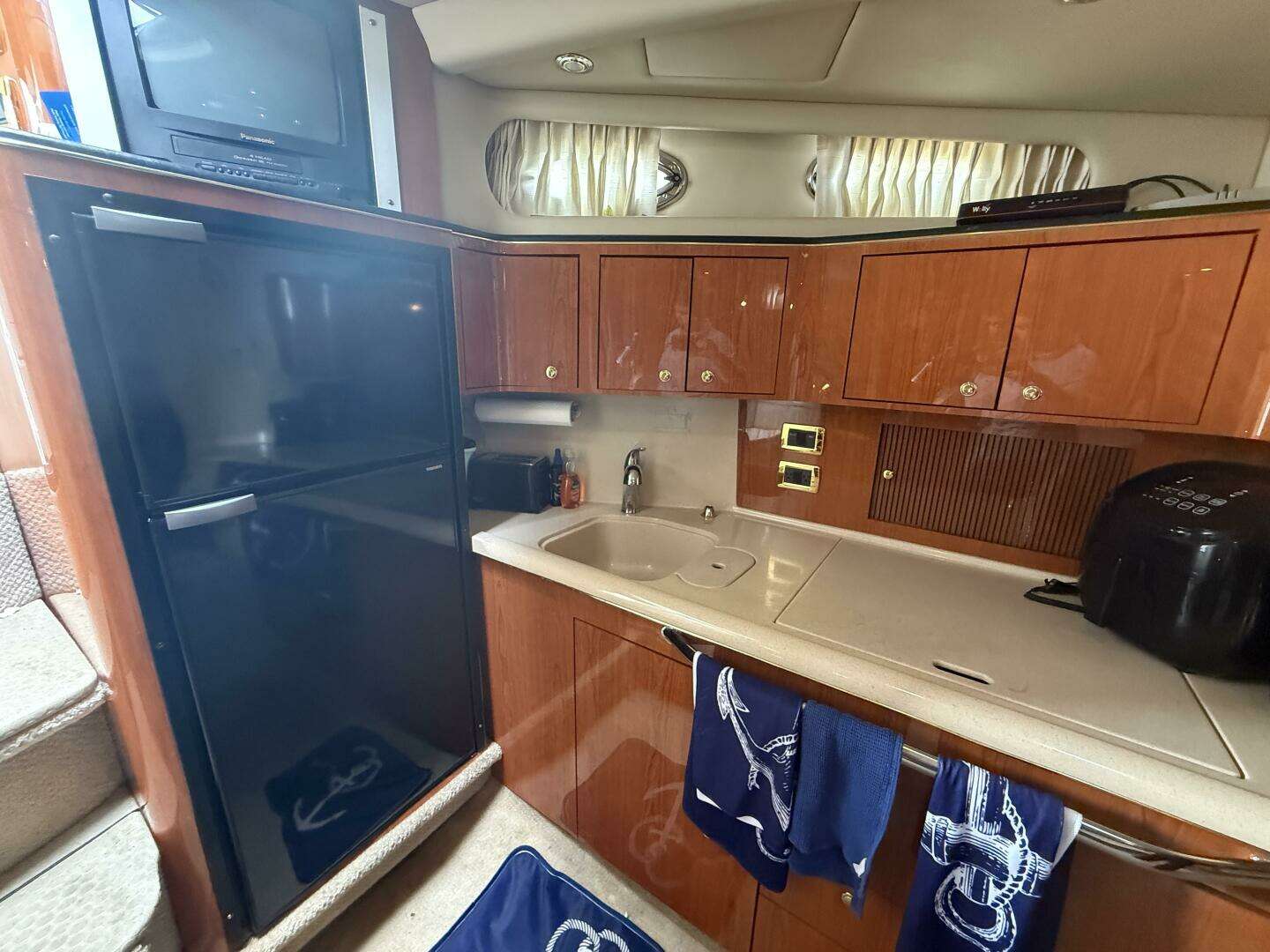 2001 Sea Ray 410 Sundancer - Image 16