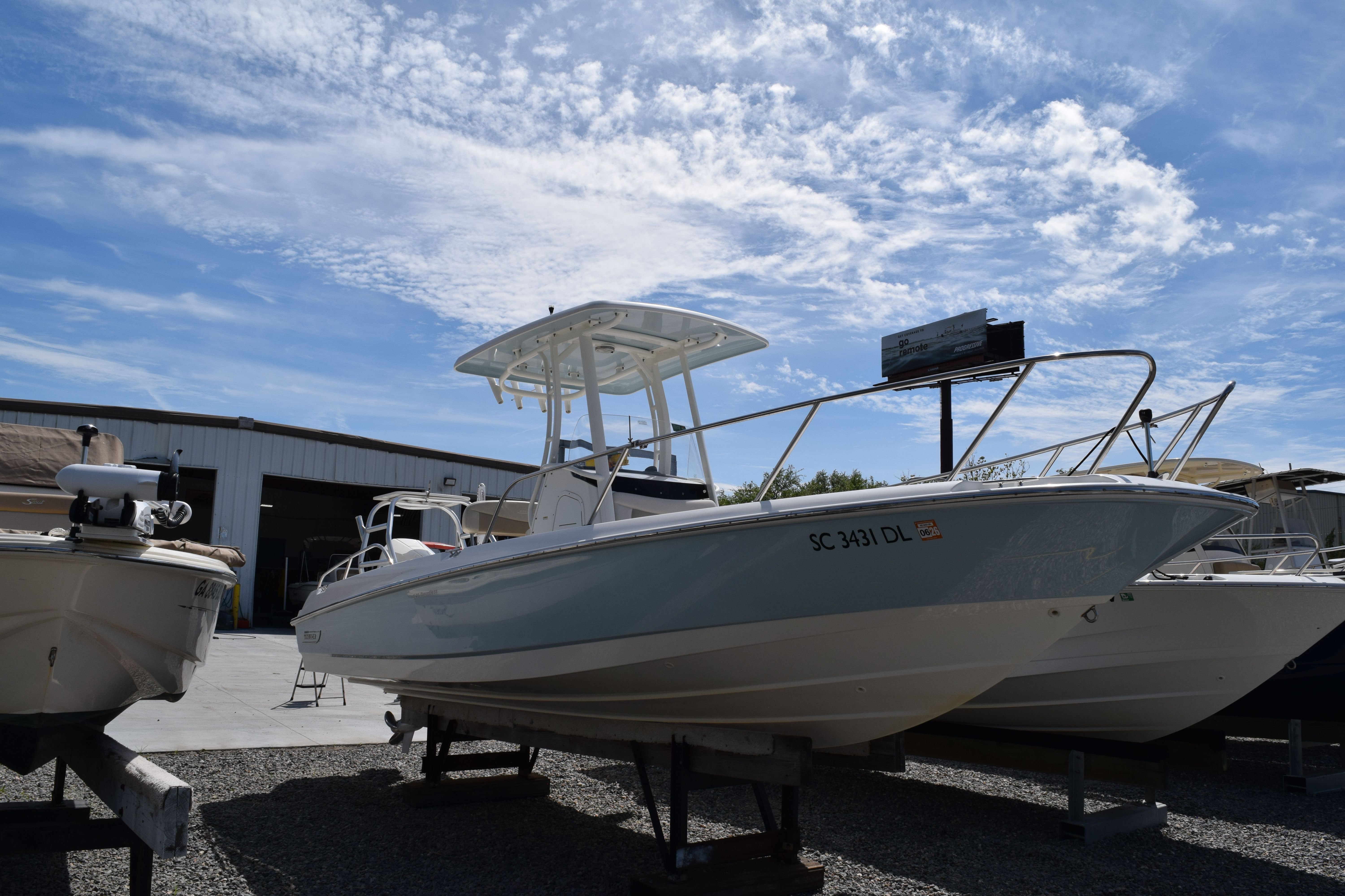 2019 Boston Whaler 240 Dauntless