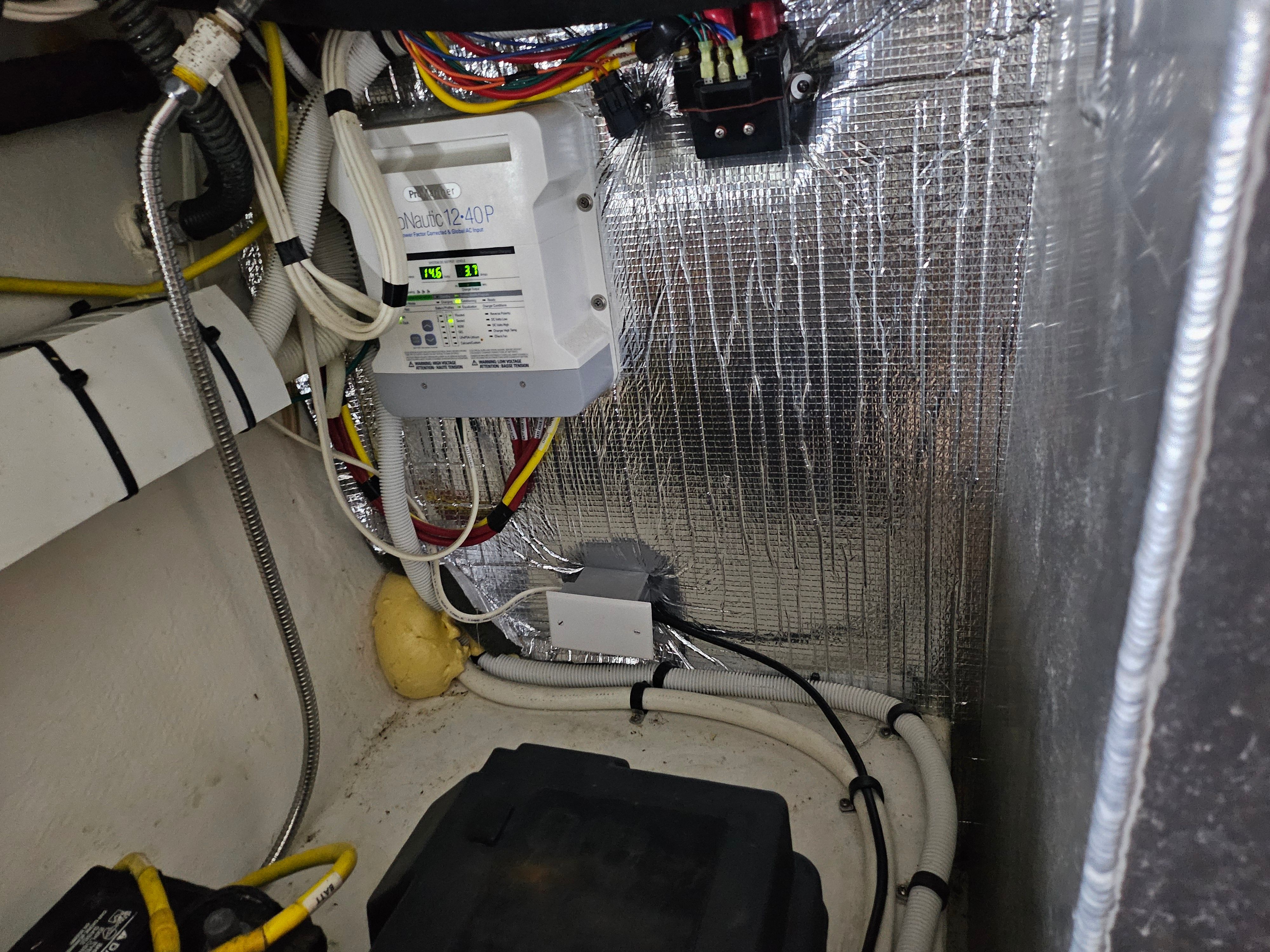 Electrical system in Chaparral 330 Signature boat, year 2014.