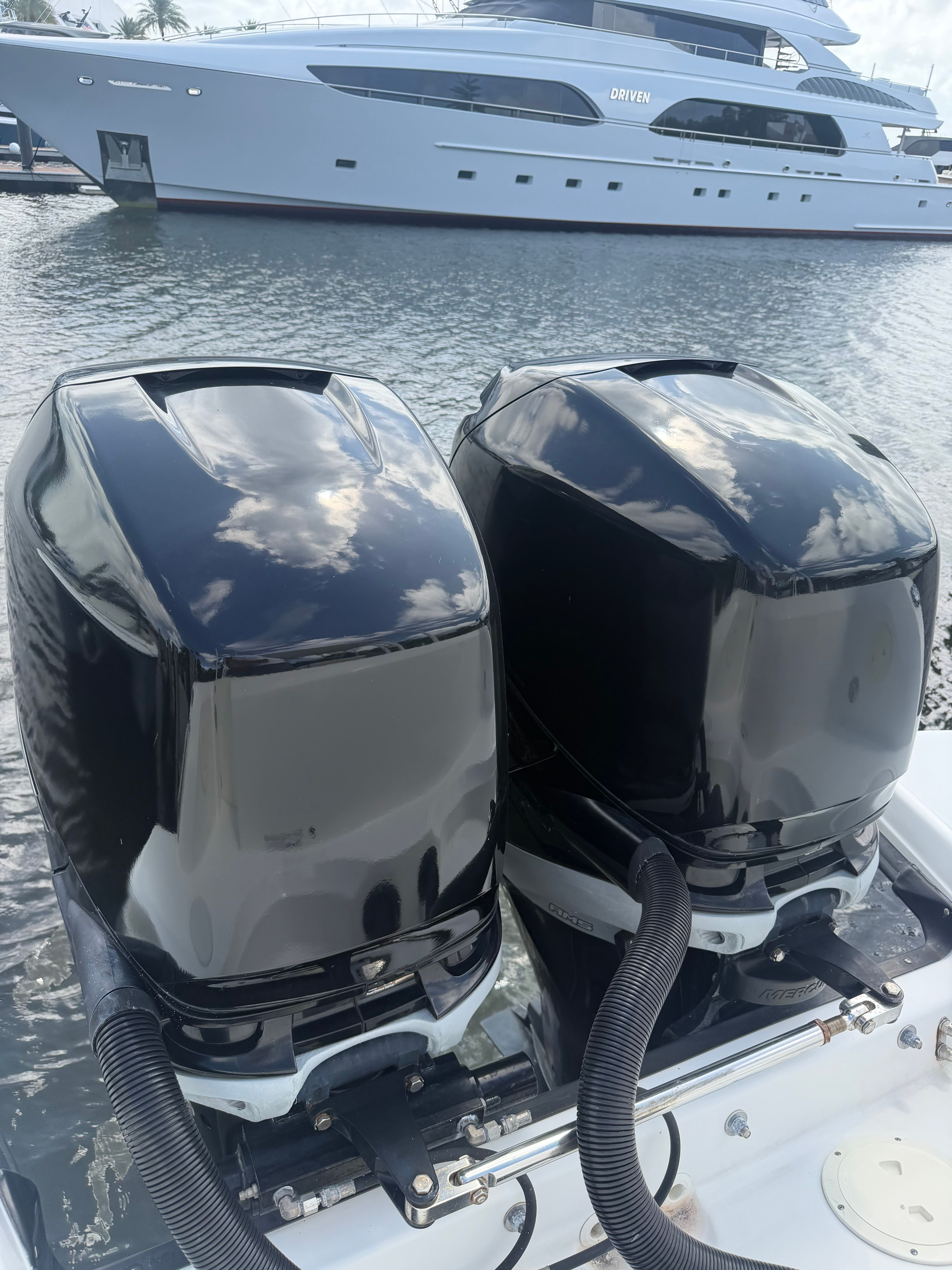 Boston Whaler 270 Vantage 2016 with twin outboard motors on water.