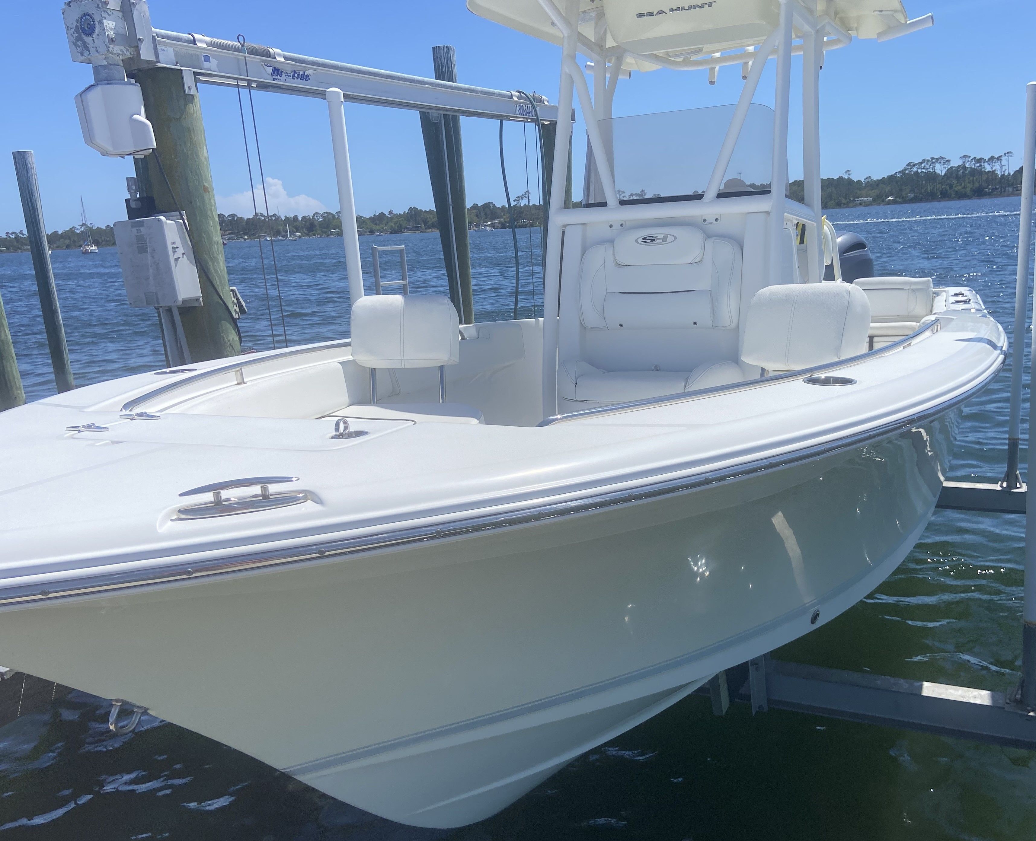 2017 Sea Hunt Ultra 225 - 2