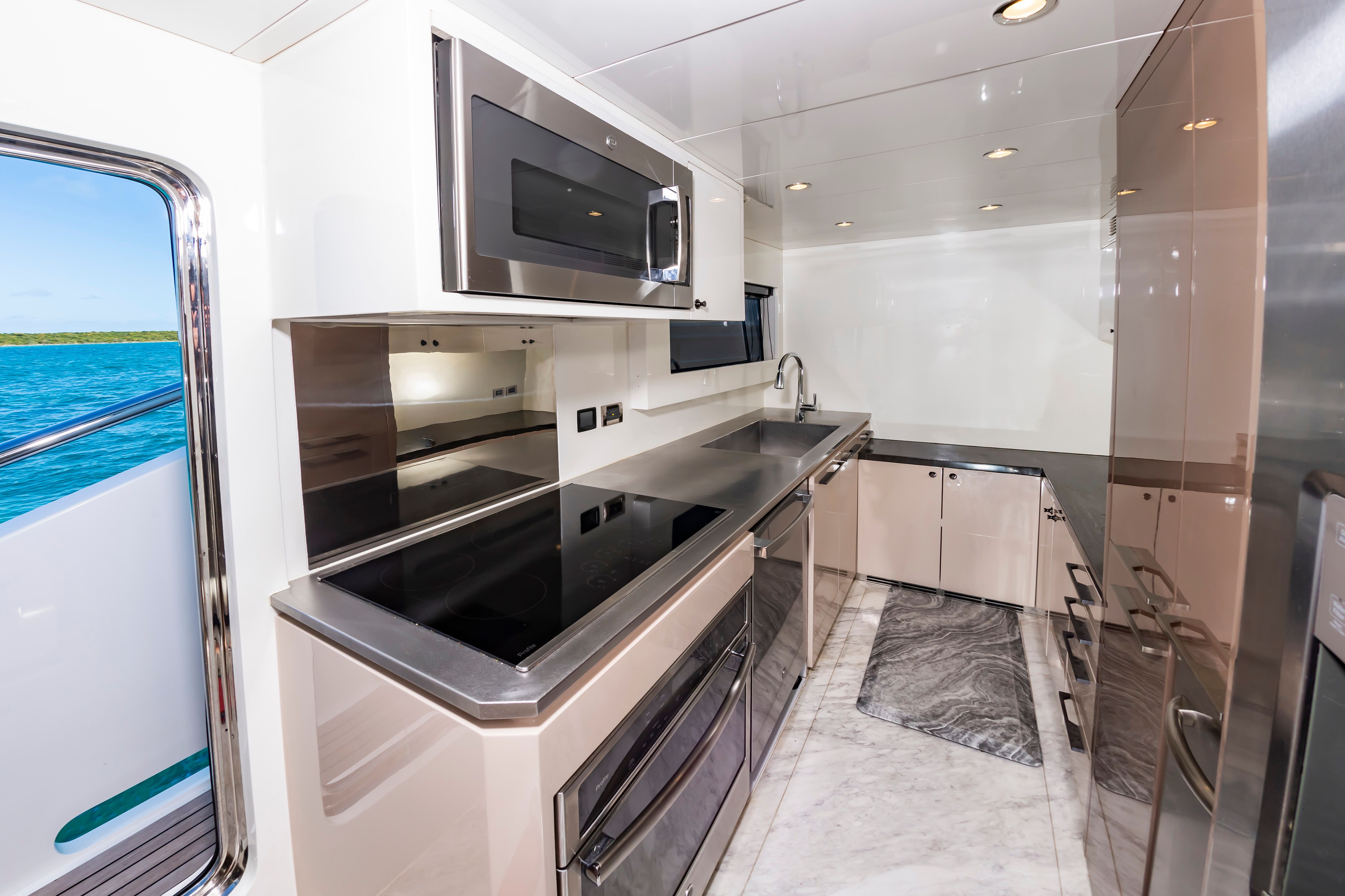 2017 Johnson 93 Flybridge - 34