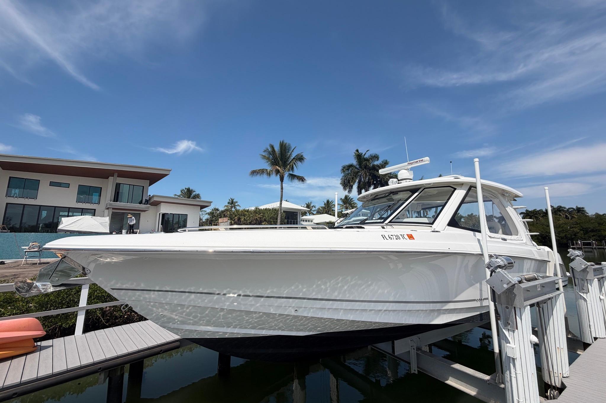 2022 Boston Whaler 380 Realm