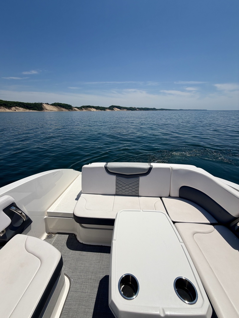2018 Chaparral 307 - Image 18