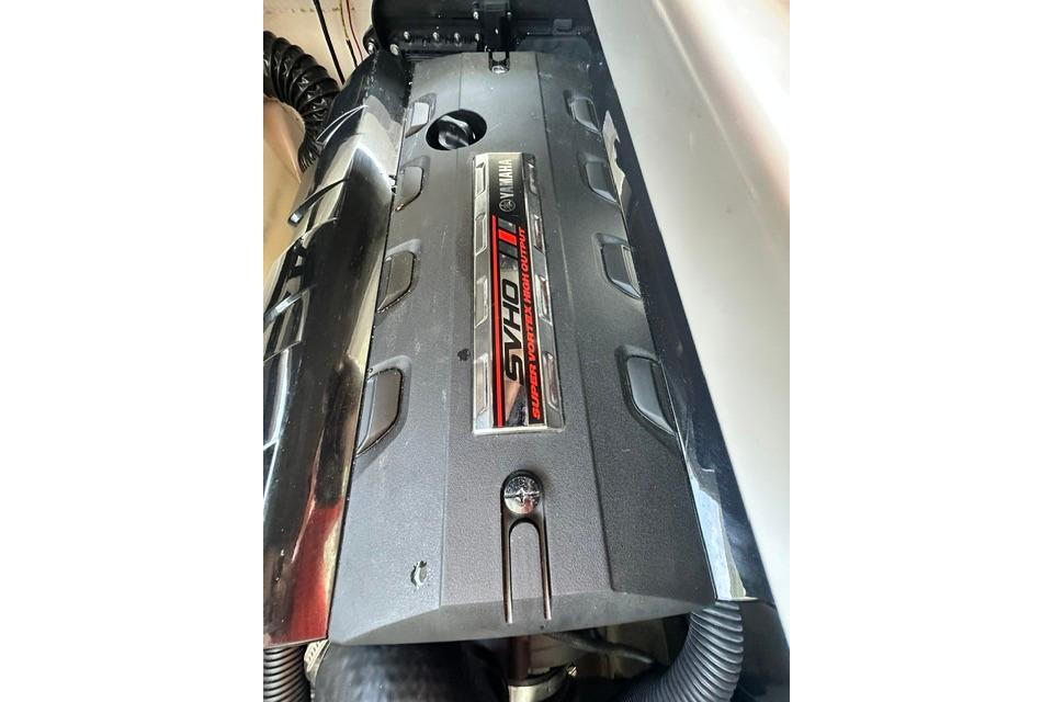 Engine of 2021 Yamaha Boats 275SD, featuring SVHO technology.