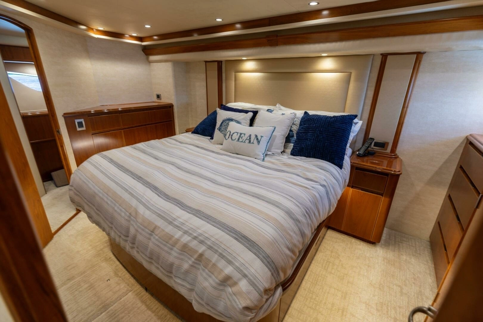 2015 Viking 70 Convertible - Image 13