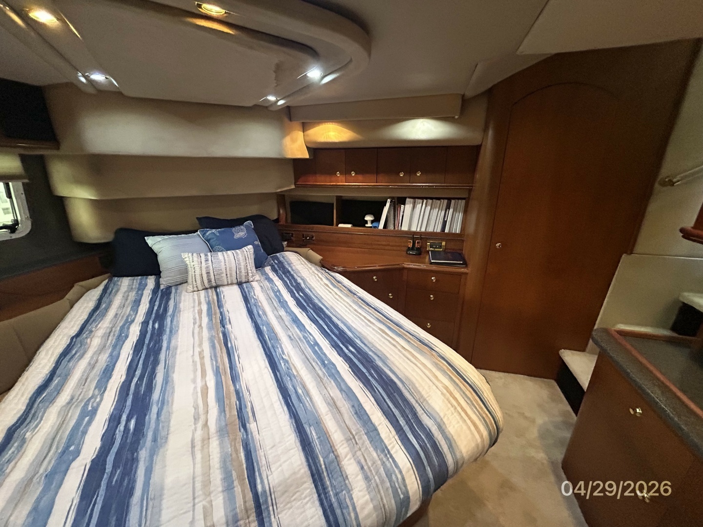 2000 Cruisers Yachts 4450 - Image 42
