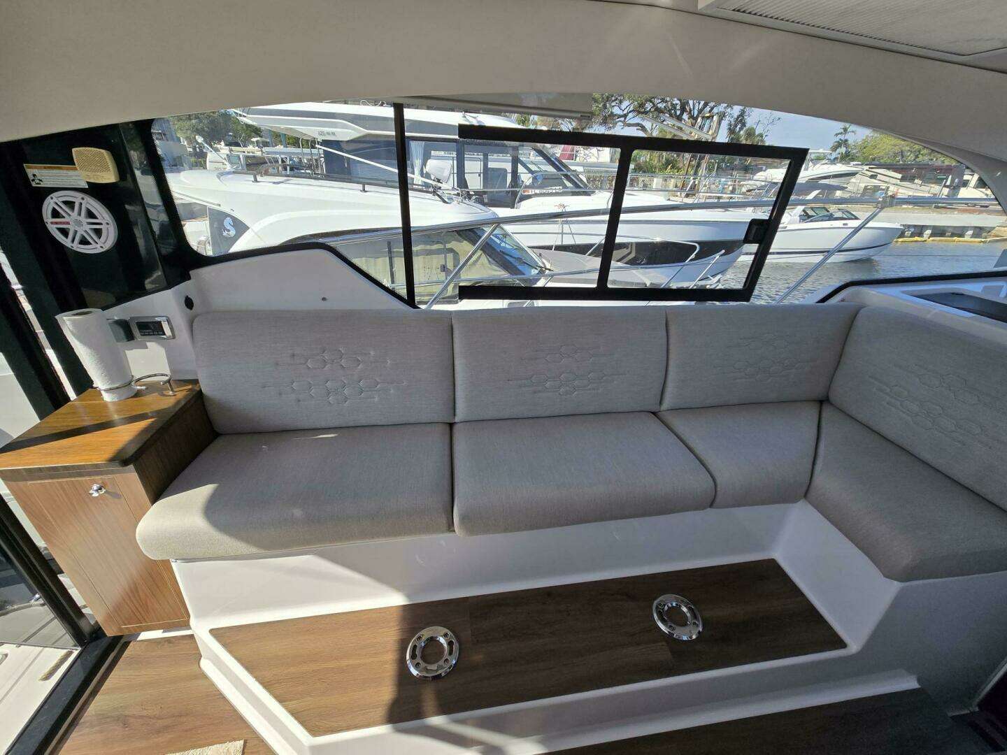2020 Four Winns V355 Coupe OB - Image 12