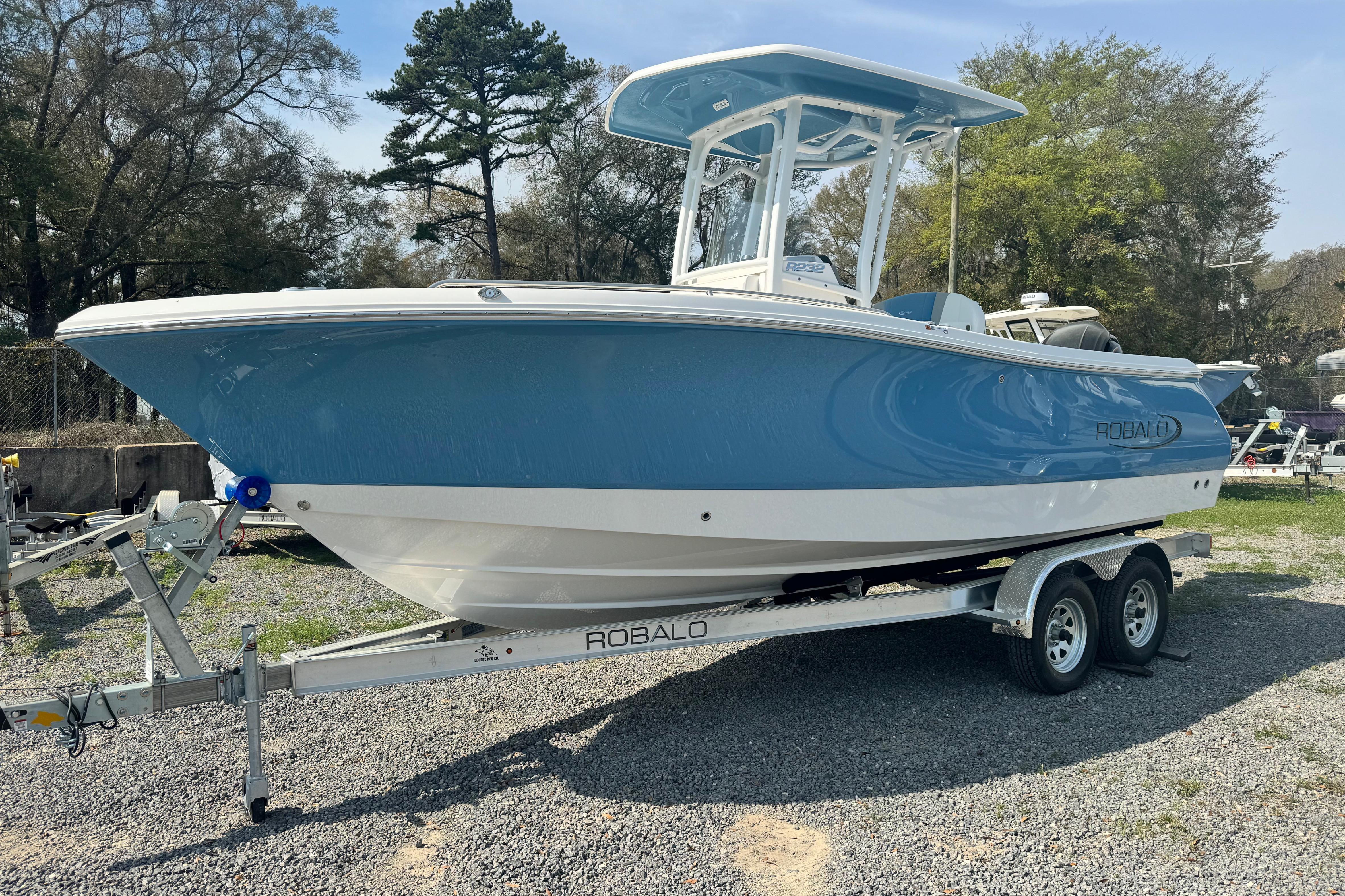 2026 Robalo R232 Explorer
