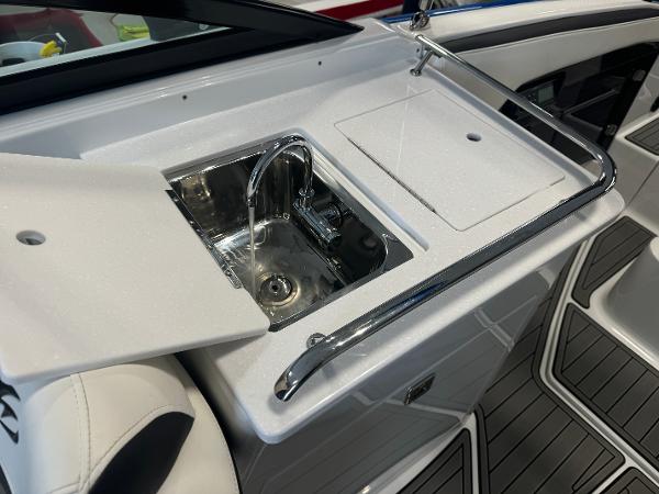 2018 Monterey 258 Super Sport boat sink and countertop detail.