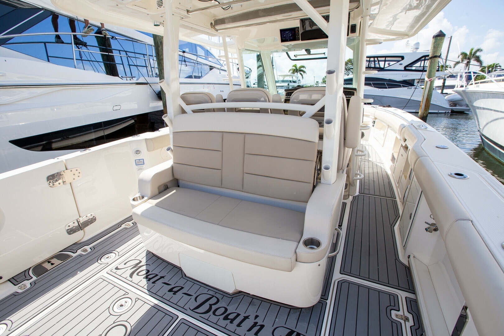 2019 Boston Whaler 380 Outrage - Image 2