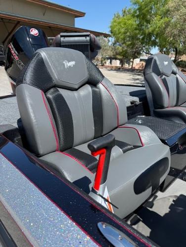 2025 Ranger Z519R Cup-Equipped boat seats with sleek design and red accents.
