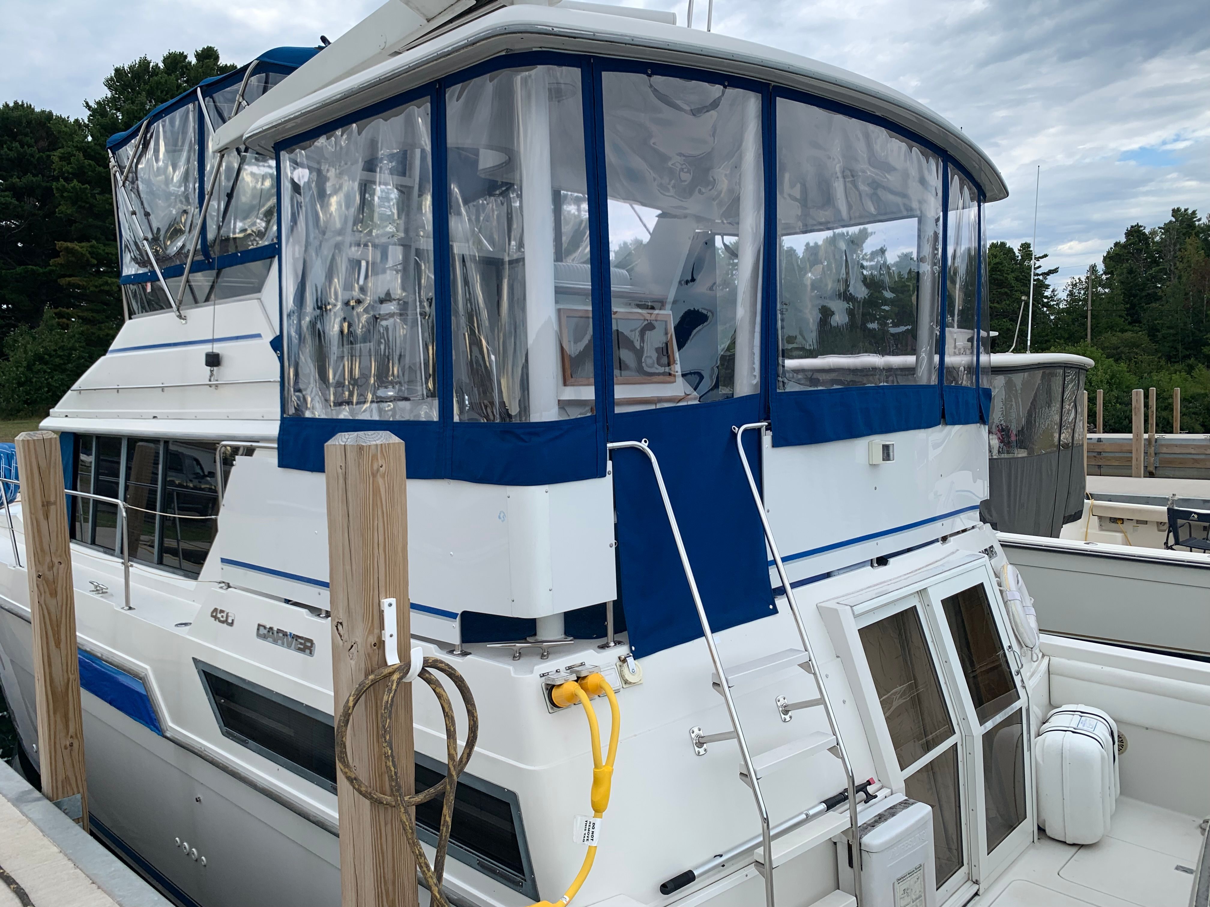 1994 Carver 430 Cockpit Motor Yacht - 11