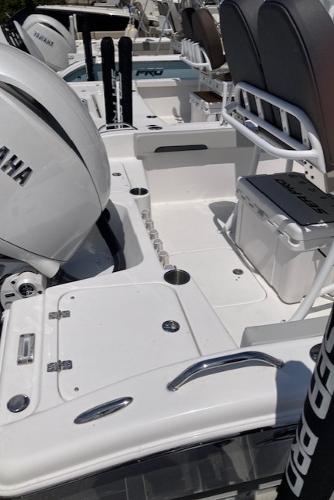 2025 Sea Pro 202 Center Console boat with Yamaha engine, featuring spacious seating and storage.