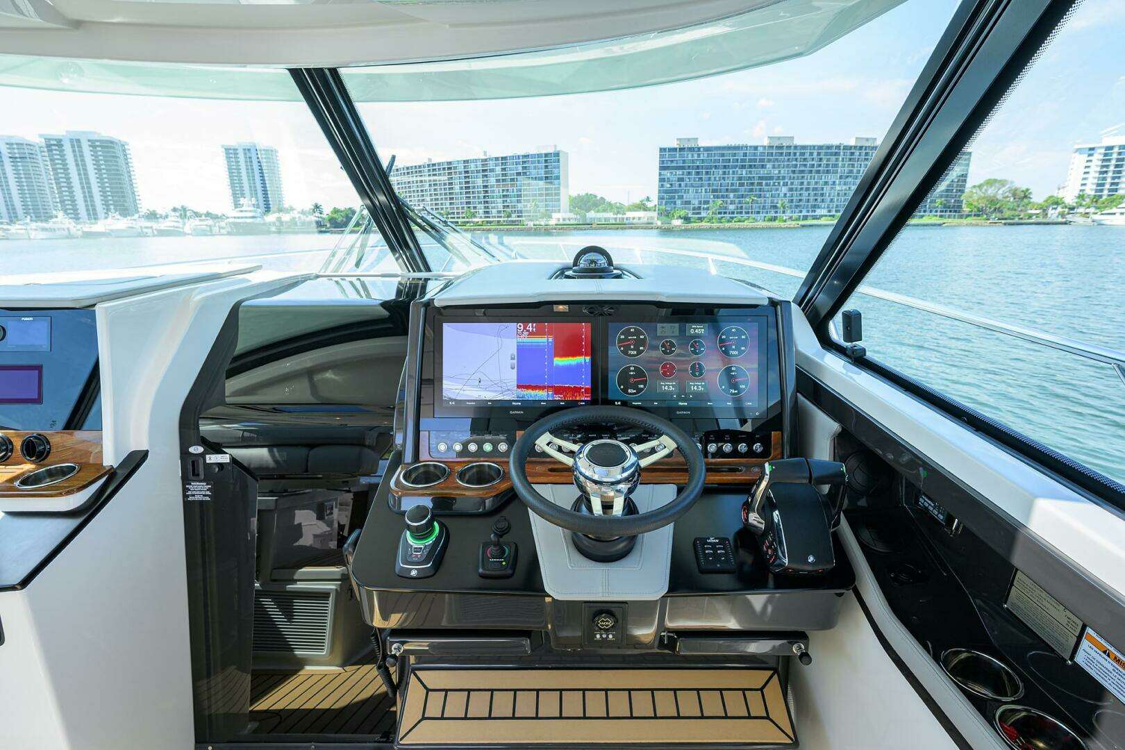 2022 Tiara Yachts 43 LE - Image 17