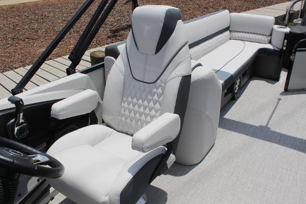 2025 Tahoe Pontoon Cascade Quad Lounger with luxurious white seating and modern design.