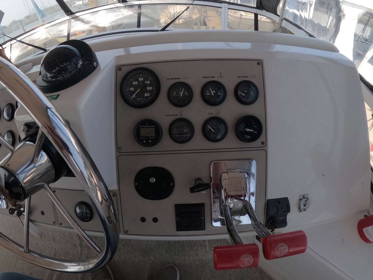 2000 Carver 406 Motor Yacht - Image 26