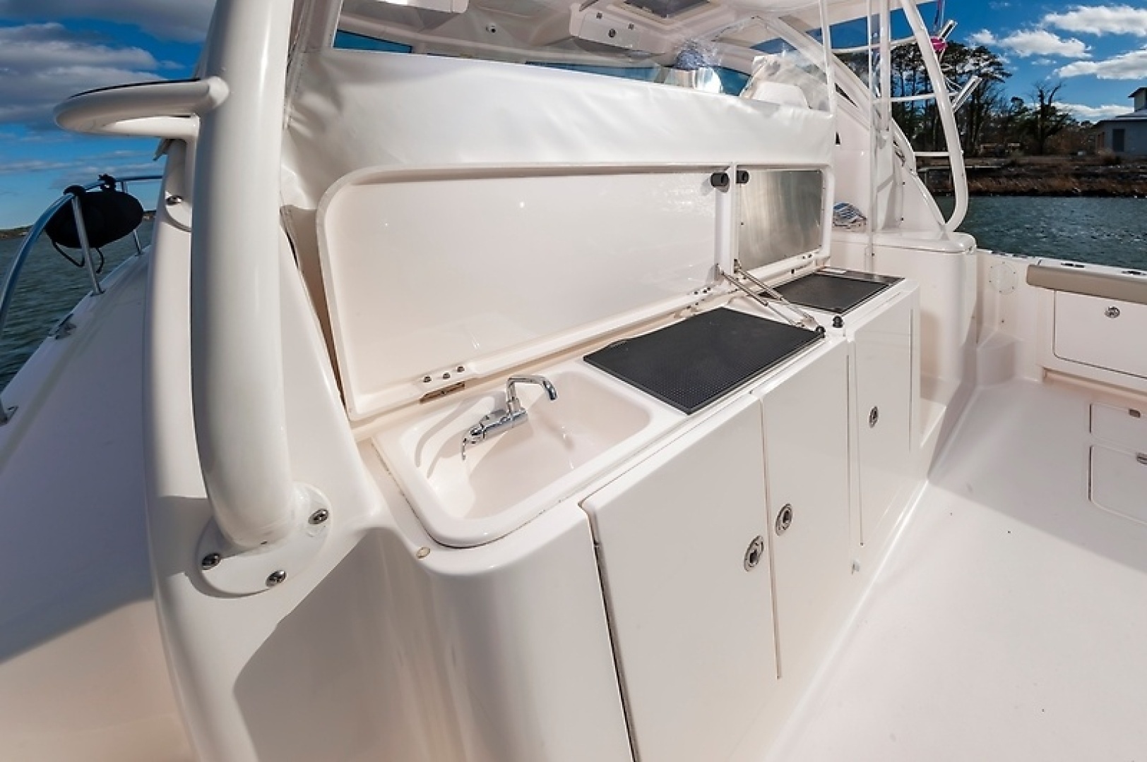 2015 Pursuit 385 OS - Image 11