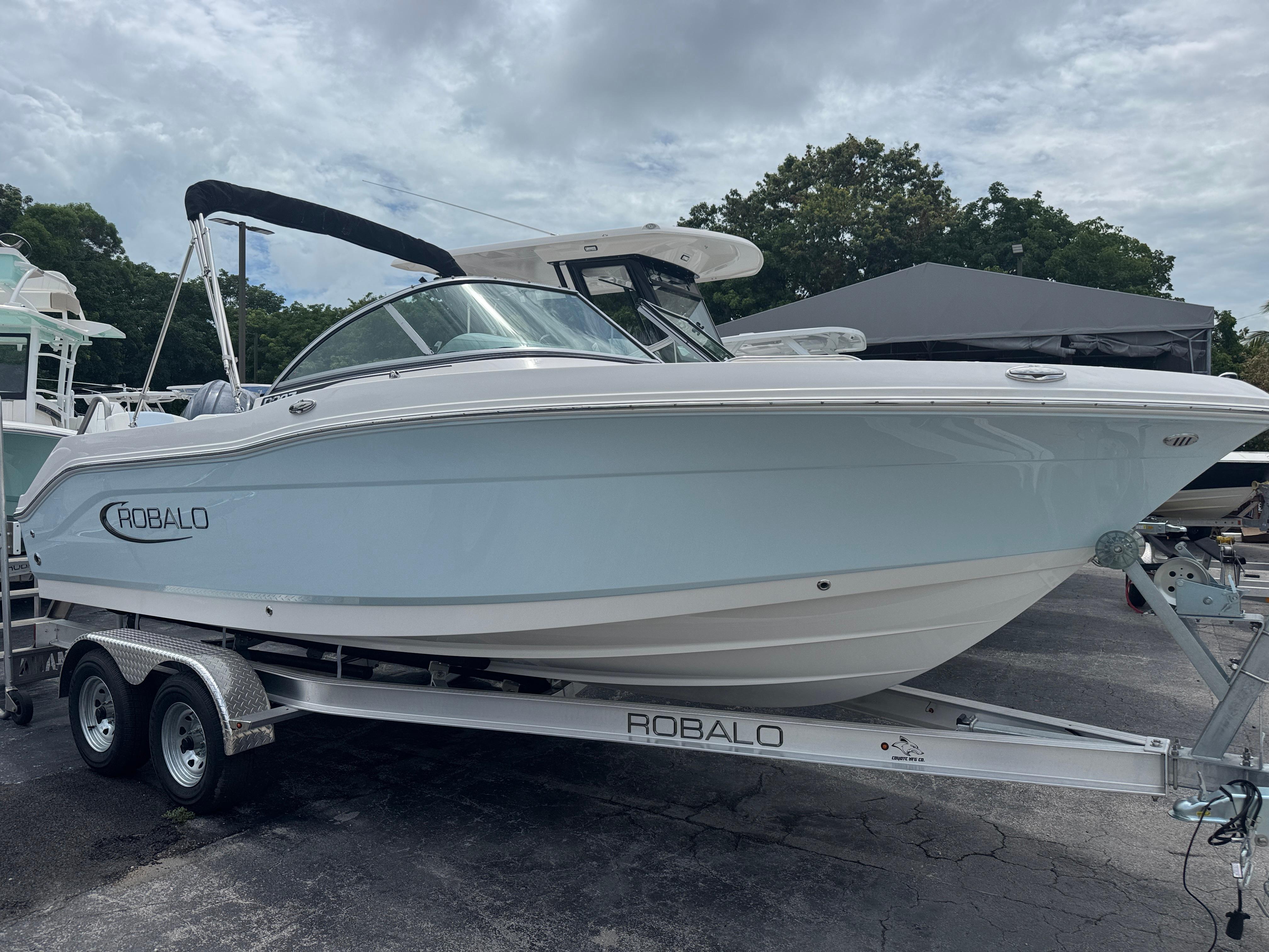 2025 Robalo R207 Dual Console