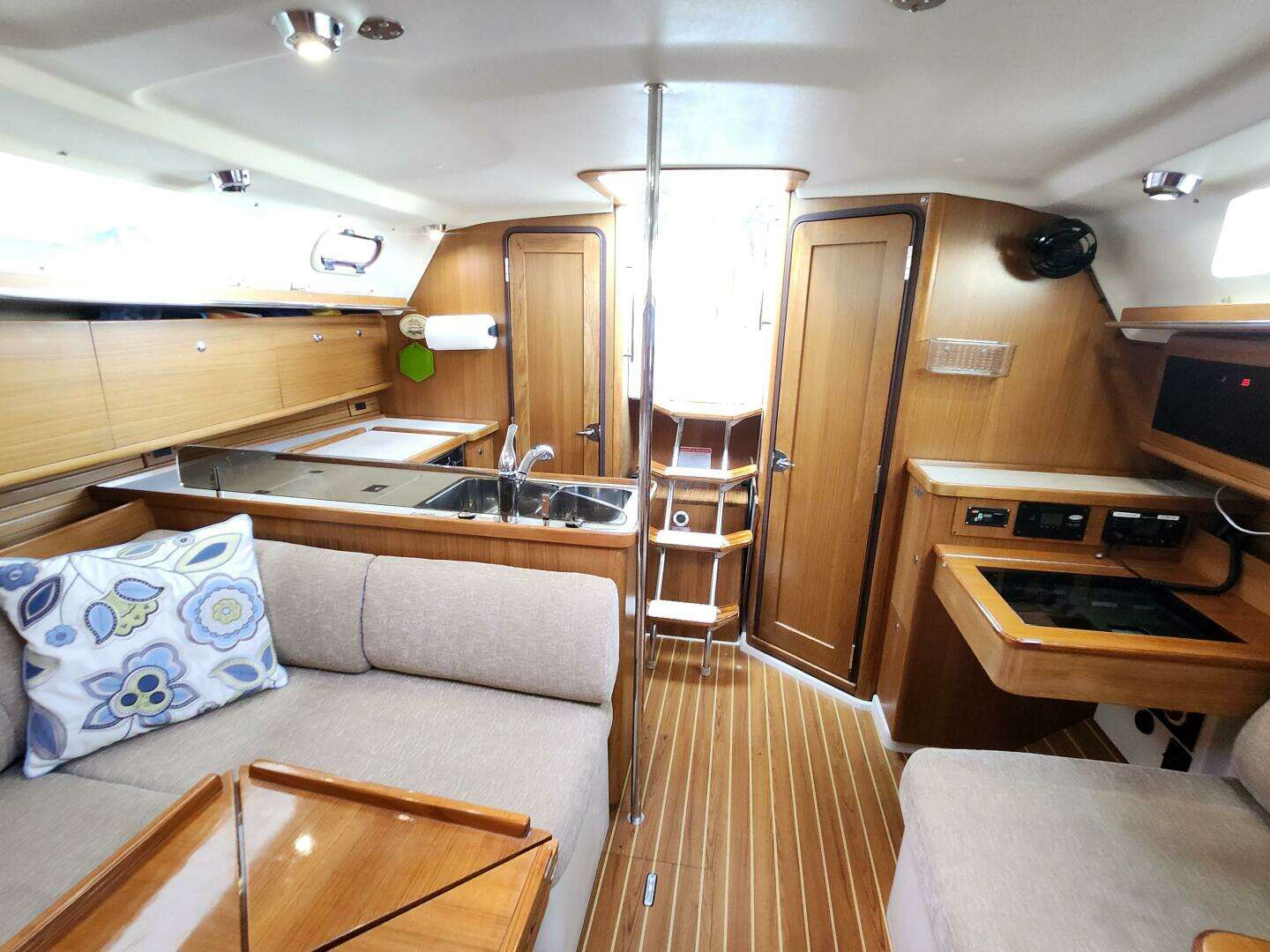 2012 Catalina 355 - Image 21