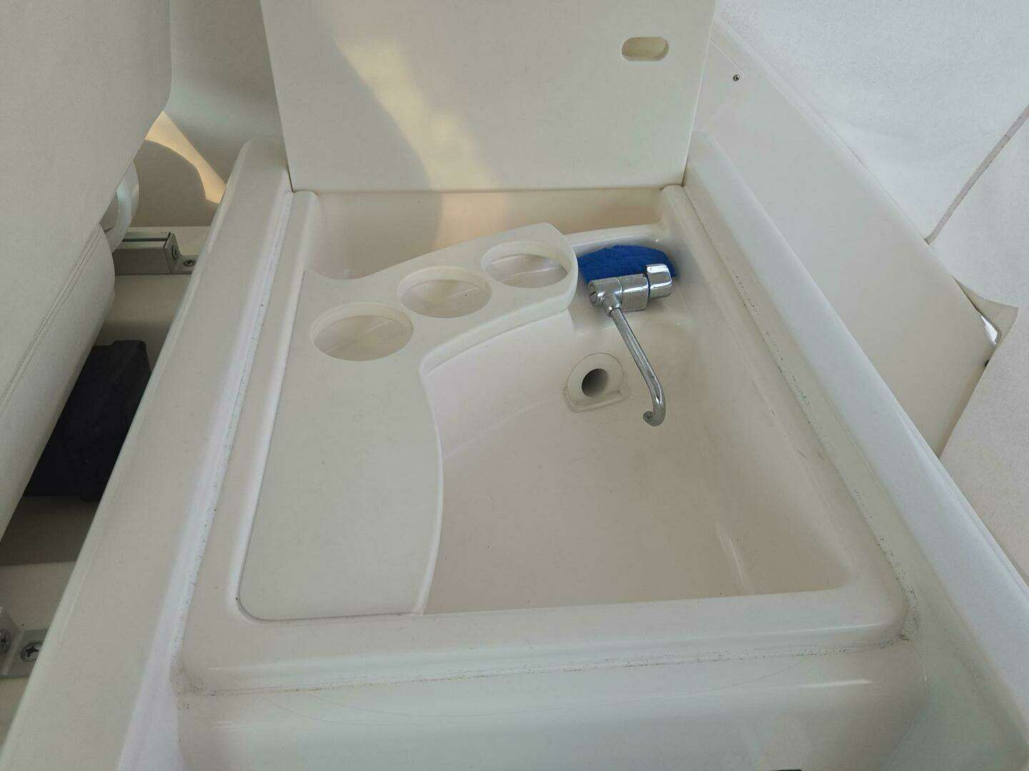 2001 Tiara Yachts 3800 Express - Image 24