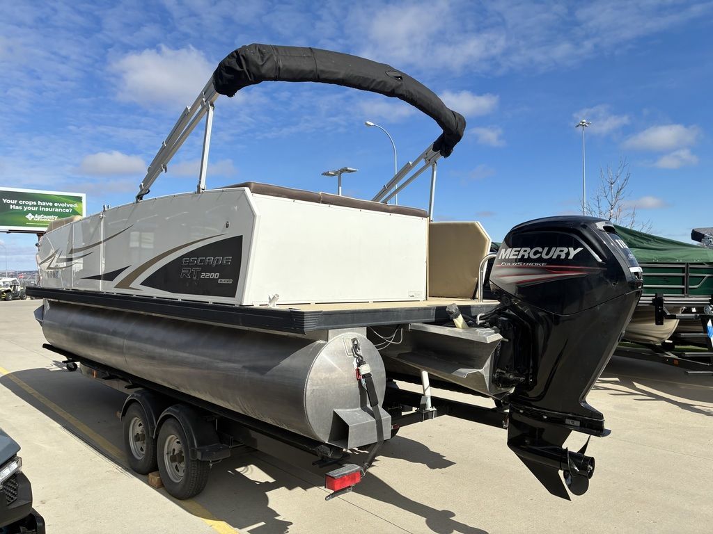 2015 Larson Escape 2200 RT - 8