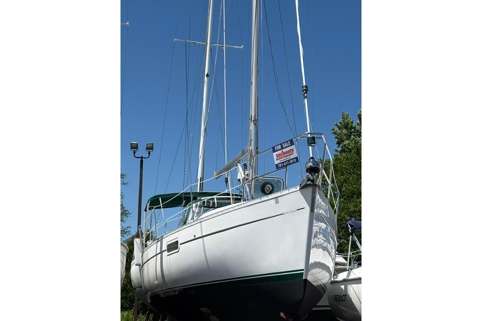 2000 Beneteau Oceanis 321 sailboat for sale, displayed outdoors under clear blue sky.