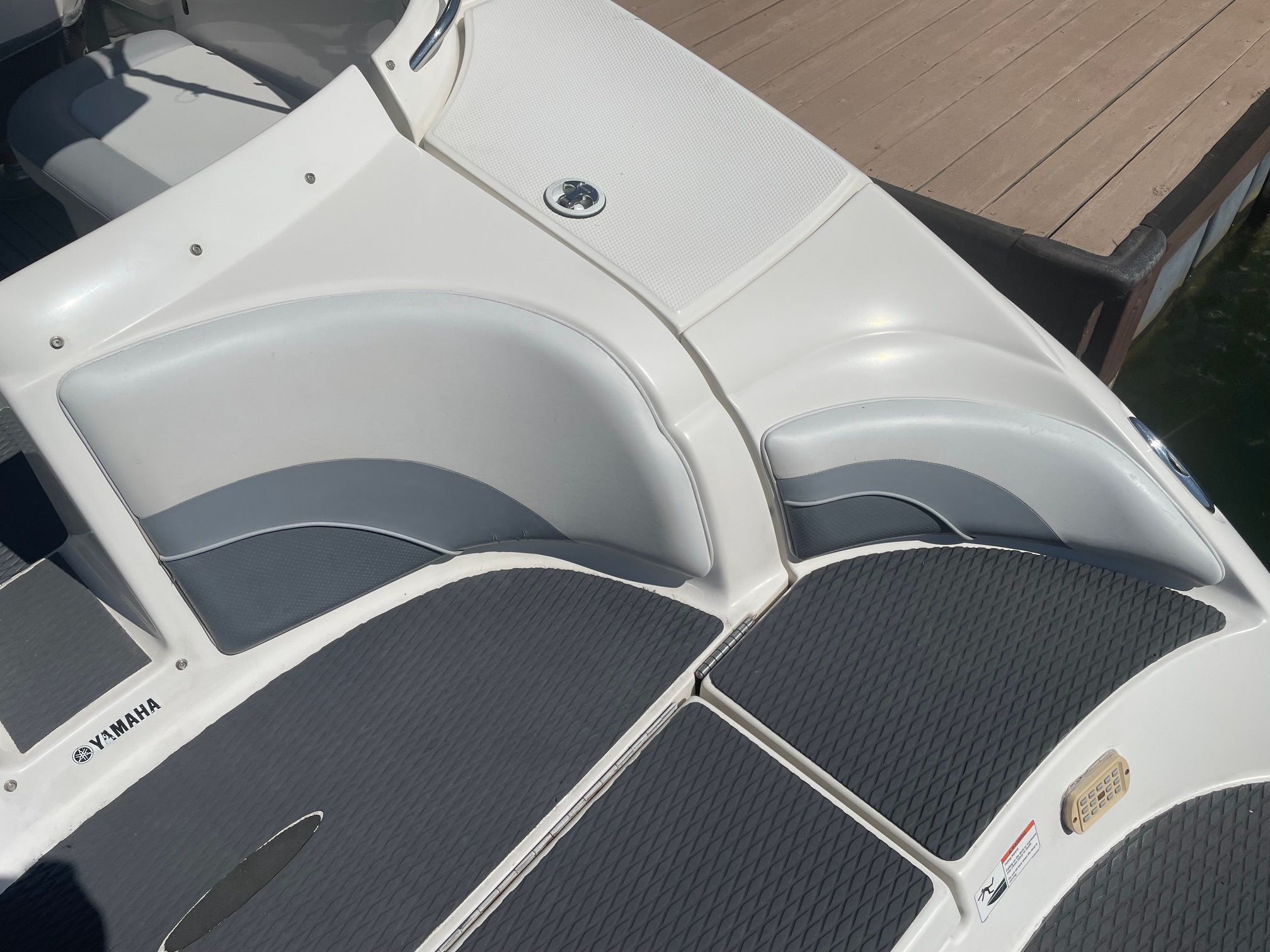 The image shows the stern of a 2006 Yamaha SX230 boat with gray upholstery.