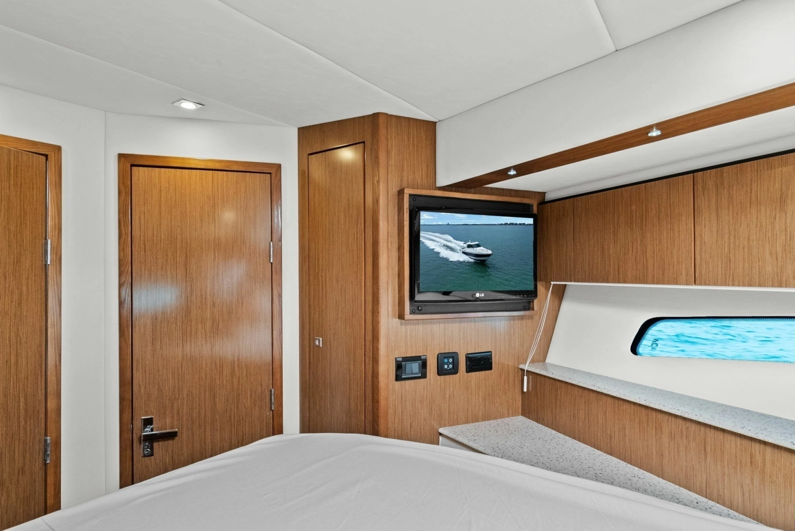 2014 Cruisers Yachts 48 Cantius - Image 35